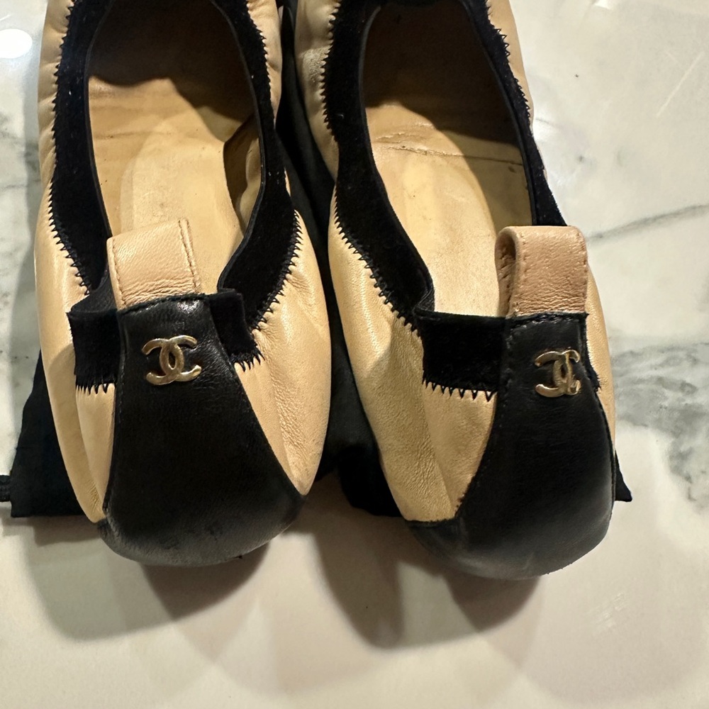 CHANEL Black and Tan Flats with Elegant flower - Picture 2 of 5